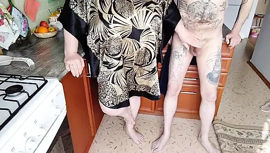 Oda arkadaşım mutfakta yarağımı sıvazlıyor