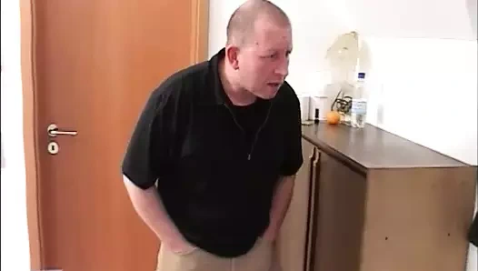 Üvey babamızın harika siki benim sıcak, sıkı amımı sikiyor ve üvey kardeşimin de