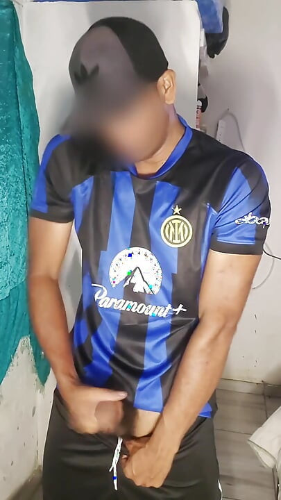 Çok büyük bir penis mastürbasyon yapıyor