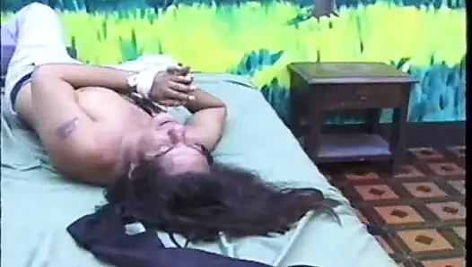 Yüze oturma dommes şanslı bir oğlanla yüz sikişi