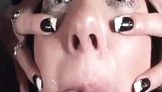 Olgun sarışın orta yaşlı seksi kadın dağınık oral seks sırasında kalın dölle sırılsıklam