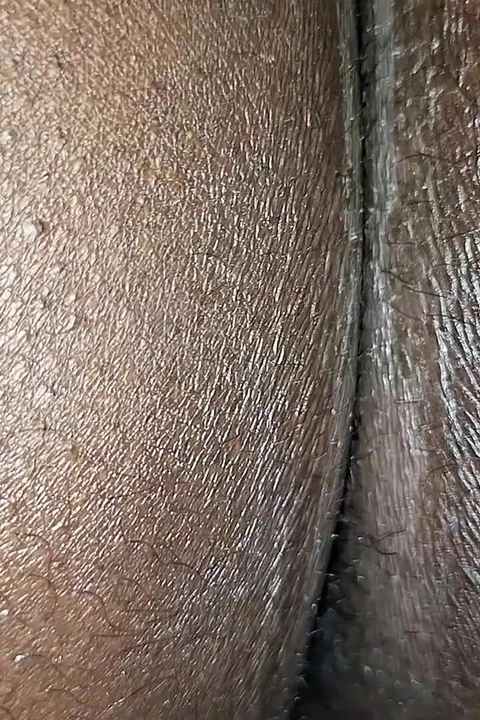 Sikişmeyi seviyor, durmadan sikişiyor ve götünde bolca döl var