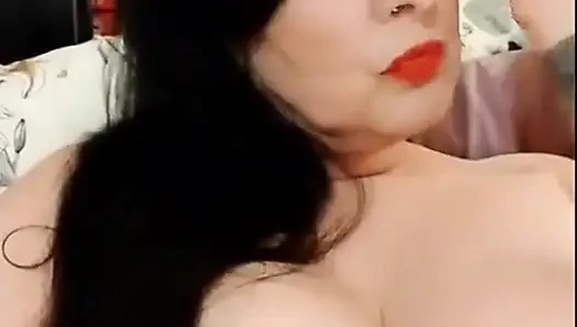 Büyük yakın çekim üstsüz küçük konuşmayı esniyor