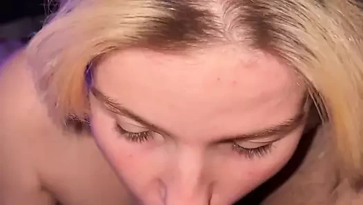 Kız arkadaş ateşli ıslak sakso çekiyor