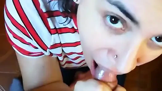 Quickie! Bakış açısı giyinik sakso, boşalma ve yutma!