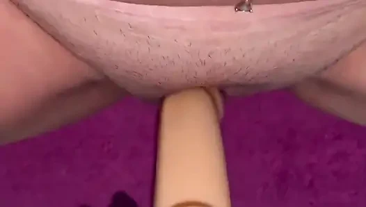 Sevimli kız dildoyla oynuyor