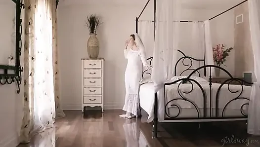 Girlsway - Whitney Wright gelin April O'neil ile şenlik yapmayı planlıyor ama bella rolland onun yerini alıyor