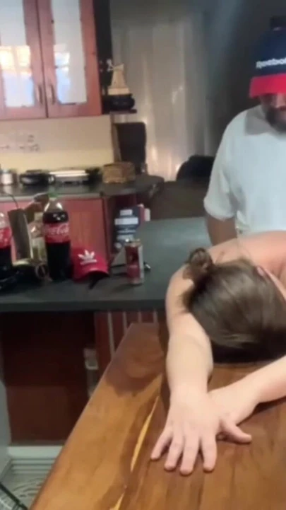 Mükemmel memeli bar kadını barında sert sikiliyor | Klip 1