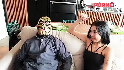 Evli kadın gavatın önünde götünü sikiyor