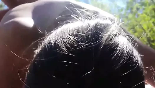 La baise est plus excitante dehors au soleil