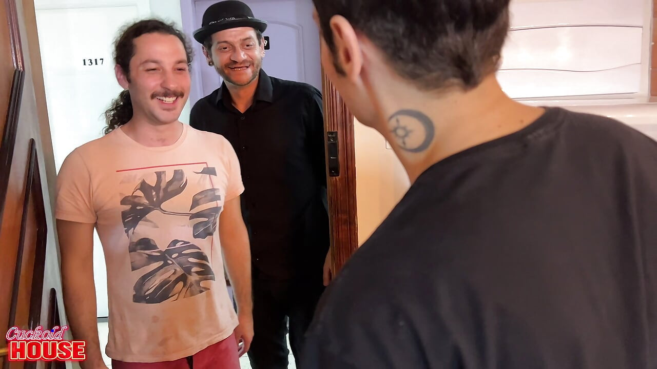 Bir Seks Kulübüne Gidiyordu Ama Onun Yerine Aldatılan Erkek Arkadaşının Arkadaşları Tarafından Penisler Teslim Edildi