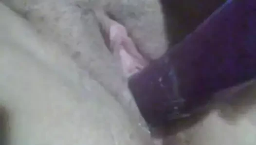 kız arkadaşı mor yapay penis ile oynuyor