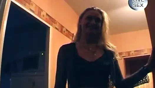Sarışın parmaklar kanepede oyuncakla kıllı amcık