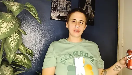 Fav Soda yüksek sesle mutlu geğirme