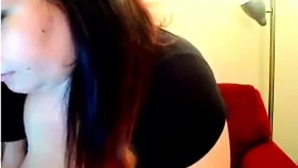 Astar - büyük memeli kız göğüslerini gösteriyor