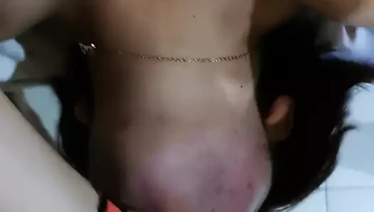 Me la chupa acostada y apenas se la puede comer