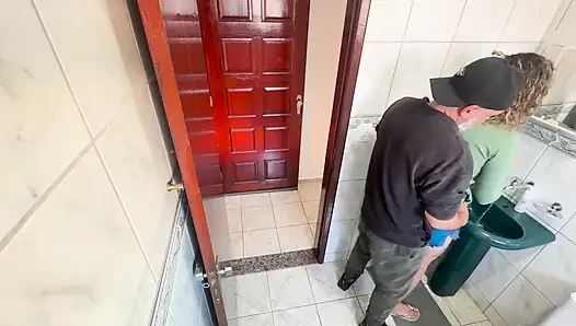 Bir akrabası banyoda üvey yeğenine sürtünerek boşalıyor.