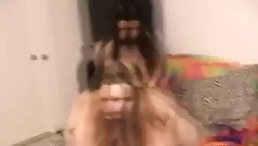 Bir strapon ile oynayan cubby kızlar