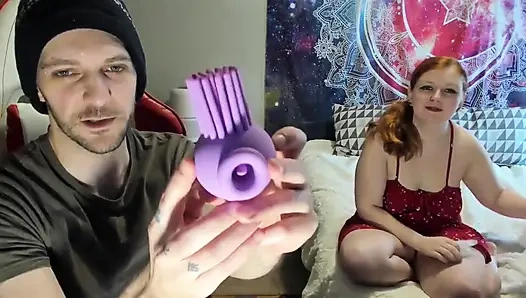 Animour ahtapot vibratör kutularını açıp mastürbasyon yapıyor