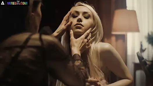 Mixedx - seksi Kitana Lure ateşli sarışın Christina Parlatıcı ile sikişiyor