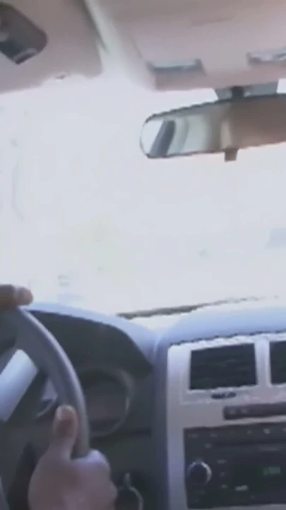 Leopar elbisesi ve ateşli pembe saç - iki büyük memeli orta yaşlı seksi kadın kırmızı kanepede büyük zenci yarağını paylaşıyor