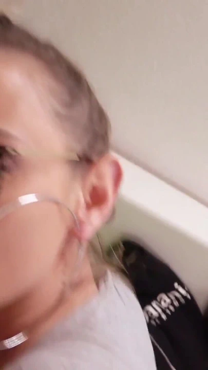 Edepsiz, edepsiz orta yaşlı seksi kadın 18 yaşındaki stajyere yapıyor | Klip 1