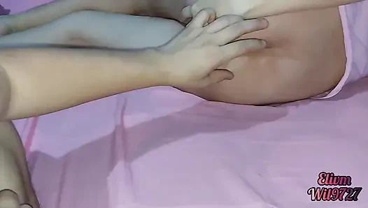 Üvey kız kardeşim külotunu indirmeme izin veriyor