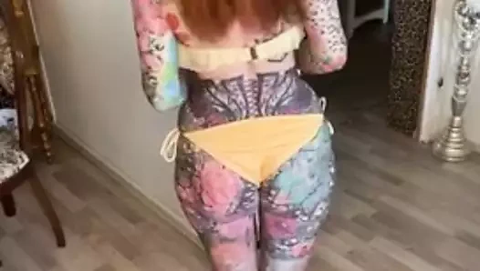 Sarı bikinili dövme modeli