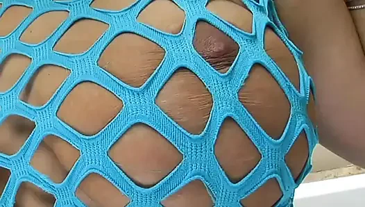 Yağlı büyük memeli orta yaşlı seksi kadın deliklerini çiğ dolduruyor - meme boşalması patlaması!