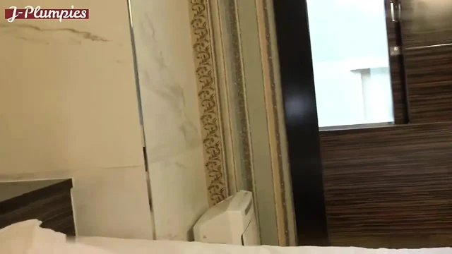Güzel tenli, tombul et. Yumuşak memeler ve büyük bir göt arasında ham itiş, kalın bir döllemeyle bitiyor