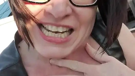 Julie terasta su sıçratıyor