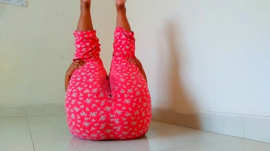 İri göğüslü Müslüman Arap üniversiteli kız egzersiz odasında eğitmeni seksi tarz egzersizle baştan çıkarıyor. Sonra eğitmeni ateşli oluyor ve amını sikiyor