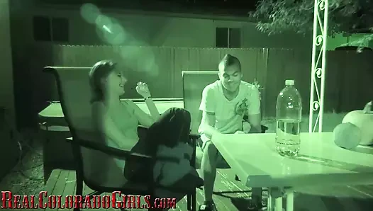 Amatör çift ateşin yanında sigara içiyor