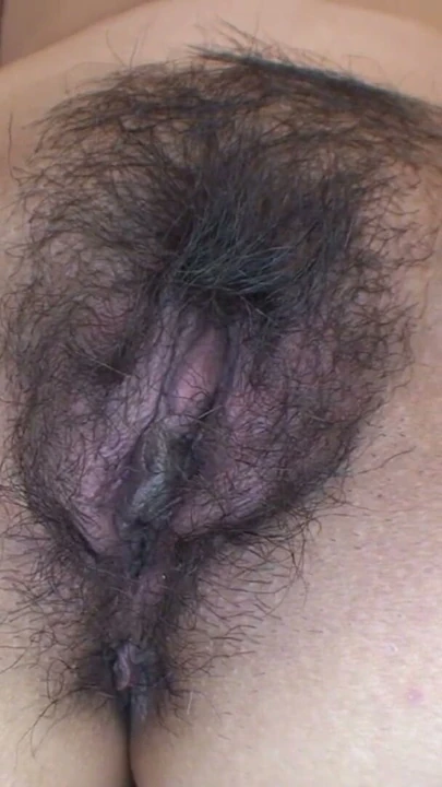 Tüylü Japon mature ilk porno videosunu çekiyor | Bölüm 2