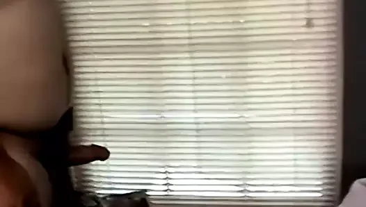 Beyaz çük gets emdi kapalı tarafından bir amatör siyah adam burada