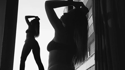 Ligia halı üzerinde son derece güzel lanet hissediyor