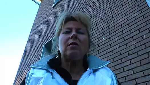 Alman sarışın orta yaşlı seksi kadın Anita büyük memeli sarışın hatuna tahrik olmak ve tamamen zevk almak için cinsel üçlü seksle nasıl yüzleşeceklerini öğretiyor