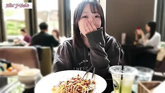 Eski idol seviyesindeki güzellik olgun Allure'yı yayıyor, baştan çıkarma son çizgiden hemen önce duruyor