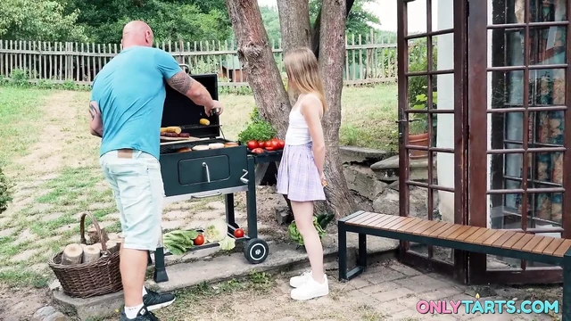 Горячее лето bbq - Майя получает свой первый тройничок на улице