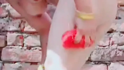 Köy kadını banyo yaparken kıyafetlerini tamamen çıkardıktan sonra çıplak banyo yapıyor