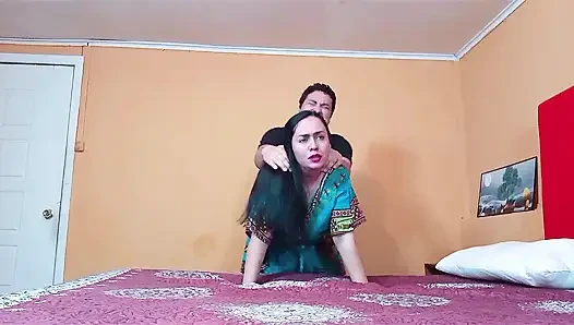 Evde yalnız bir Hintli teyze buldum ve onu arkadan siktim.