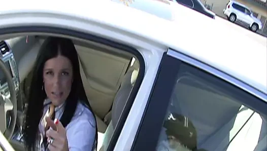 Siyah boğa esmer kızı arabadan alır ve ona istediğini verir