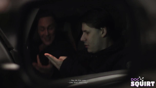 Güzel ateşli kız fışkırtmayı ve ateşli orgazma ulaşmayı öğreniyor