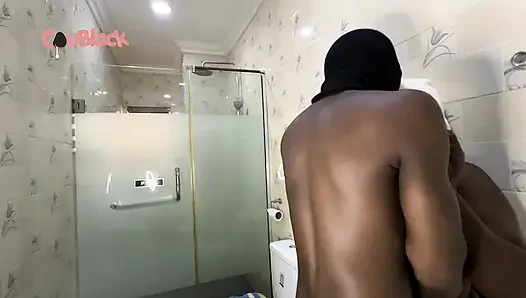 Ateşli bir sabah banyosu için komşuma katılıyorum omo sikişi