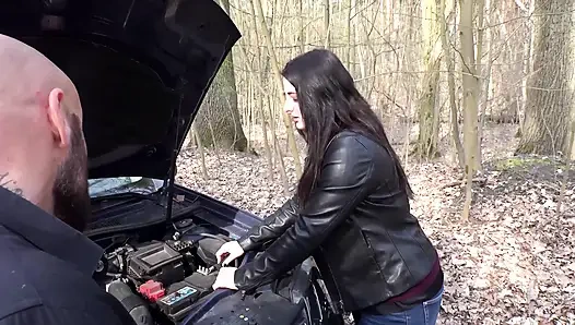 Kadın yarağını emiyor ve adam ona araba konusunda yardım ediyor