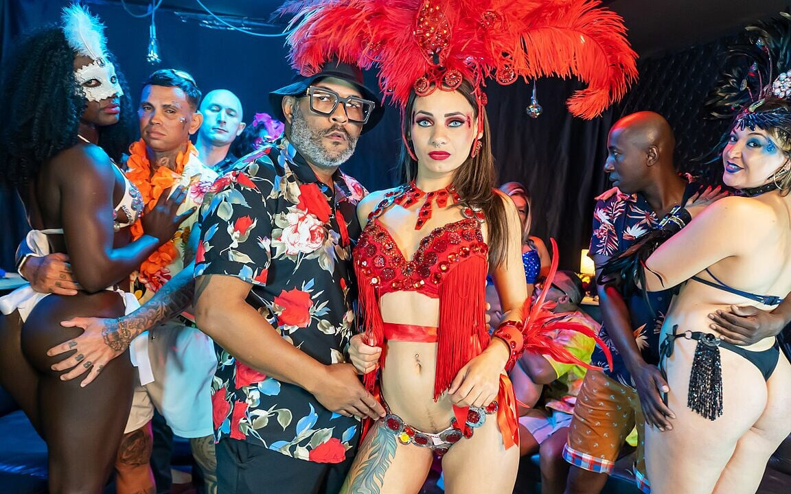 Ateşli carnaval anal grup seks partisi