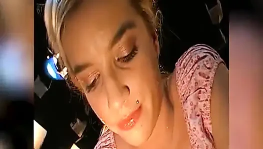 Sarışın Bukkake Sürtük Her Yarağı Alıyor Ve Yüzüne Büyük Boşalma