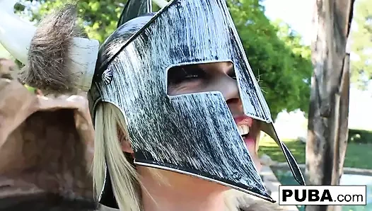 Viking Nadia ormanda amıyla oynuyor