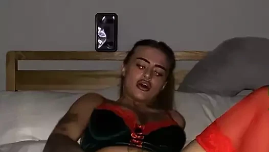 İskoç dövmeli emo parmaklarının her darbesiyle fışkırtıyor