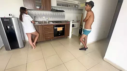 Güzel küçük üvey kız kardeşim bulaşıkları yıkarken onu sikmemi istiyor